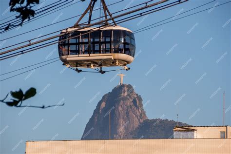 Foto panorámica del Pan de Azúcar y el teleférico en Río de Janeiro al atardecer