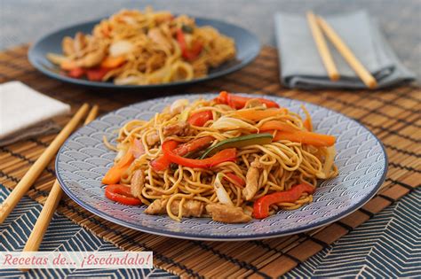 Ingredientes frescos para Chow Mein: fideos, cerdo, pimientos, zanahorias, cebolla