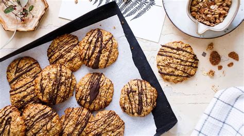 Persona disfrutando de galletas caseras sin horno en un ambiente acogedor