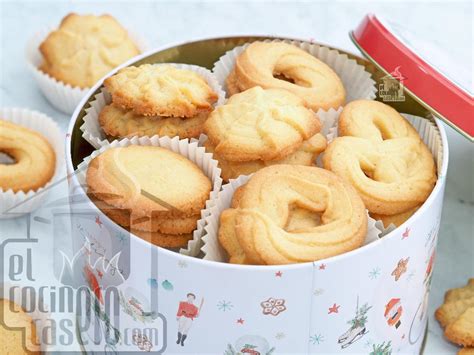 Galletas de mantequilla cortadas y cocinándose en una sartén