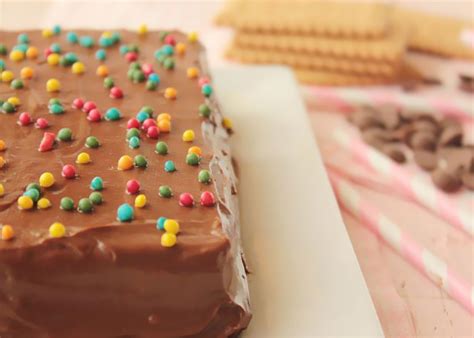 Imagen de una tarta de chocolate y galletas decorada con fideos de colores