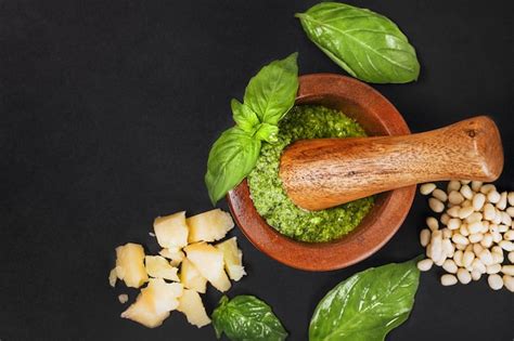 Mortero con albahaca, piñones y ajo para pesto