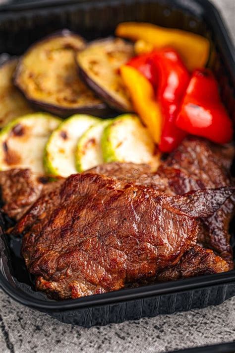 Carne marinándose en un recipiente