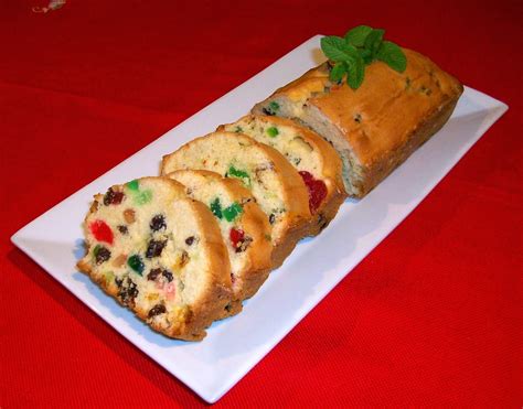 Plum cake cortado mostrando las frutas confitadas en su interior