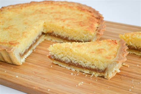 Foto de una tarta de coco y dulce de leche recién horneada