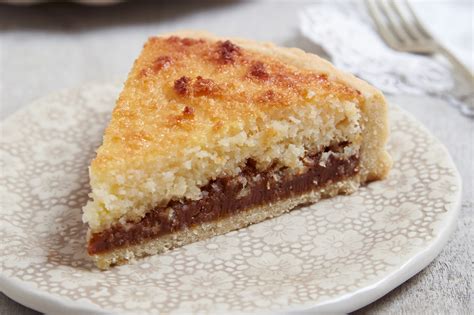 Corte de una porción de tarta de coco y dulce de leche
