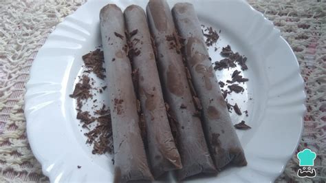 Imagen de bolis de chocolate caseros en bolsitas o vasitos, listos para disfrutar