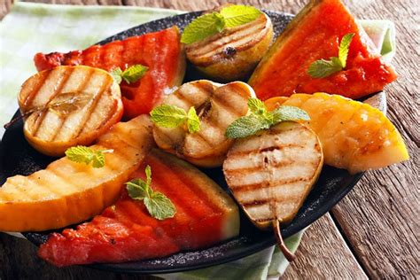 Detalle de fruta asada con marcas de parrilla en forma de cuadrícula