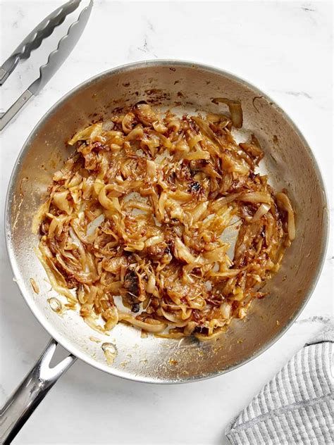 Cebollas caramelizadas en una sartén