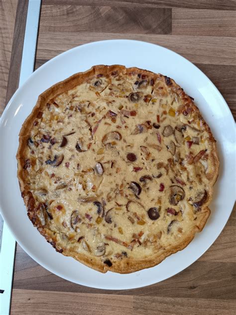 Quiche de champiñones y cebolla recién horneado