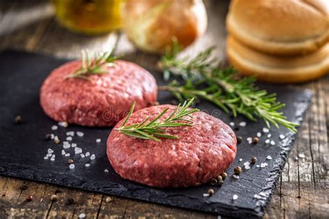 Imagen de una hamburguesa de carne de vacuno y cerdo, cruda o cocinada