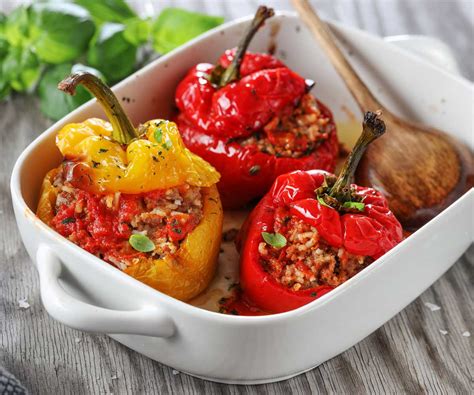 Pimientos rellenos de carne en una fuente para hornear