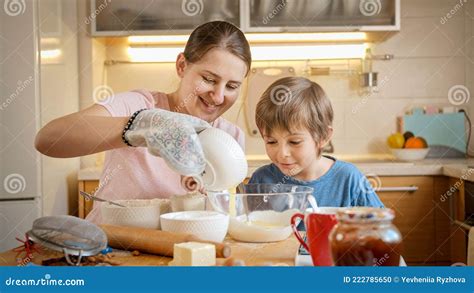 Niños cocinando con harina y utensilios de cocina