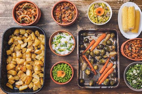 Infografía mostrando la variedad de guarniciones que complementan una carne asada, desde verduras hasta salsas y purés.