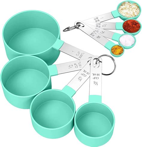 Balanza digital y tazas medidoras con ingredientes de repostería