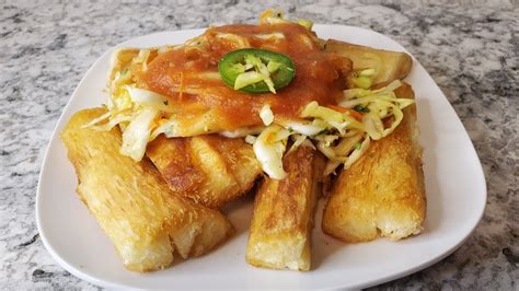 Plato tradicional de yuca hervida con salsa o carne