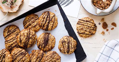 Imagen conceptual de galletas keto variadas con ingredientes saludables