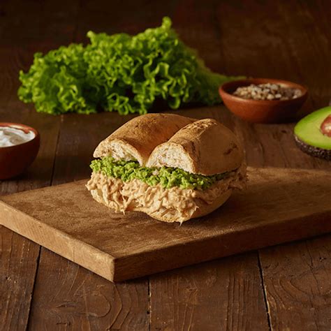 Ilustración de una marraqueta tostada con palta y tomate.