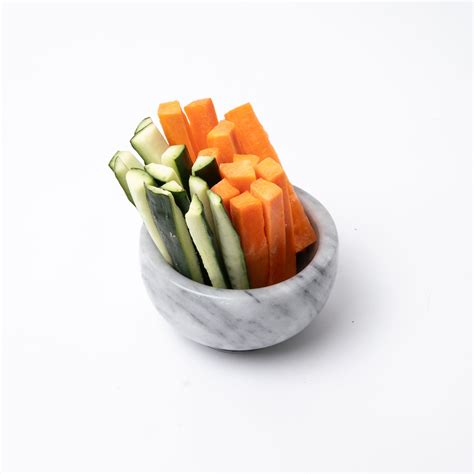 Variedad de dips y patés veganos servidos con bastones de verduras y tostadas.