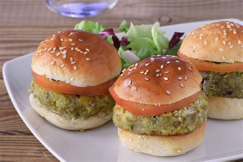 Plato colorido de mini hamburguesas veganas de quinoa y aguacate.