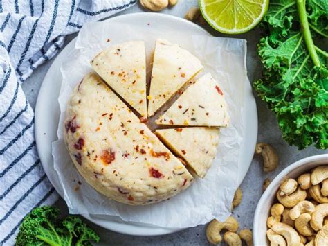 Queso vegano de garbanzos untado en pan, con ingredientes a un lado