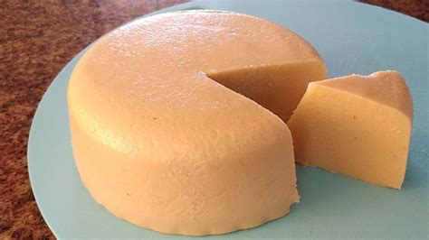 Queso vegano de garbanzos en un molde y otro ya desmoldado
