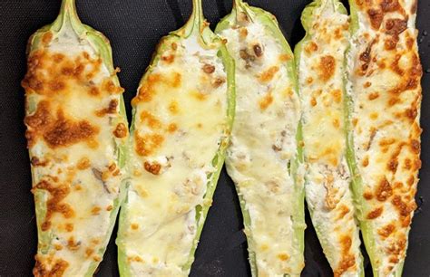 Detalle de ají verde relleno siendo preparado