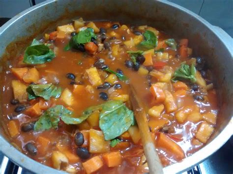 Ingredientes frescos para guiso de porotos negros: cebolla, morrón, ajo, zanahoria, papa, tomates, laurel y especias
