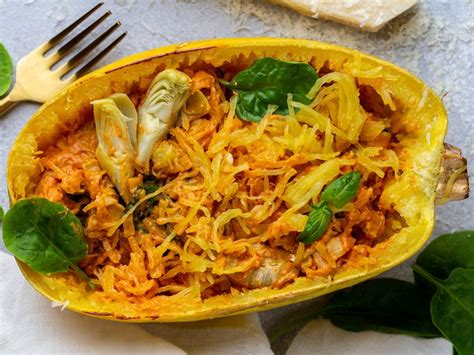 Ilustración de zapallo spaghetti crudo y cocido mostrando su textura fibrosa.