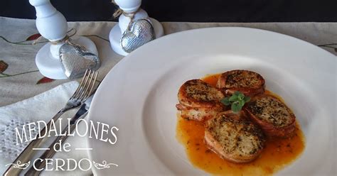 Imagen de medallones de cerdo envueltos en panceta con una apetitosa salsa de queso azul.