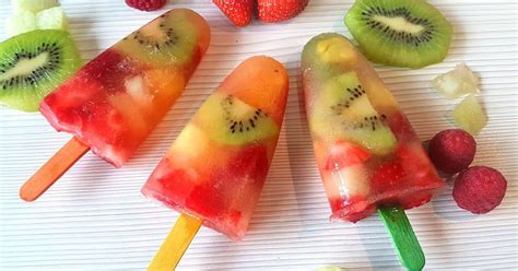 Variedad de helados y polos de frutas saludables