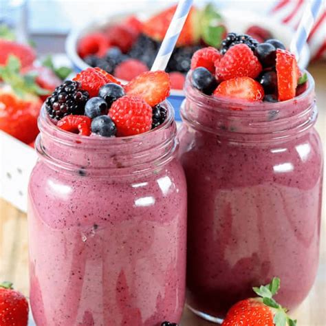 Niños disfrutando de un smoothie de frutas