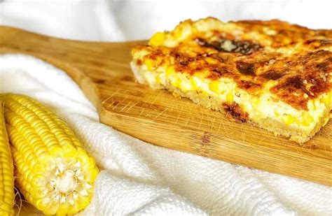 Foto de una tarta de choclo y salsa blanca recién horneada con el queso derretido y gratinado