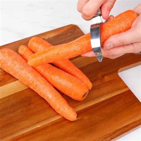 Zanahorias en tiras listas para ensalada con pelador