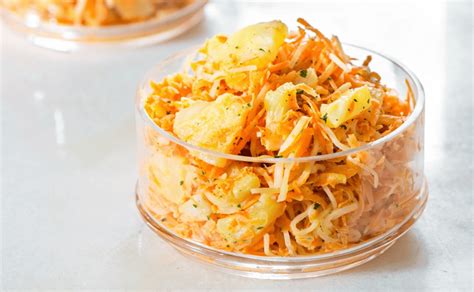 Ensalada de zanahoria rallada con piña y pasas en un bol