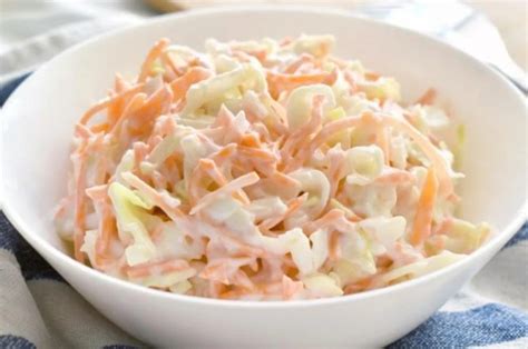Ensalada de zanahoria rallada con mayonesa de naranja, maíz y queso