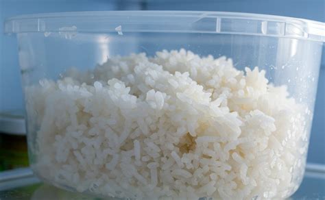 Arroz cocido almacenado en recipientes herméticos en la nevera