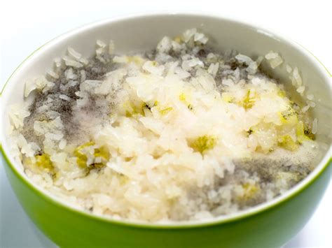 Arroz con signos de deterioro como moho o textura inusual