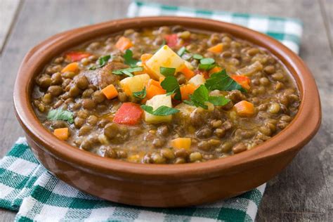 foto de un tazón de lentejas y garbanzos