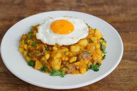 Imagen representativa de un plato de charquicán tradicional servido en una olla de greda con huevo frito encima