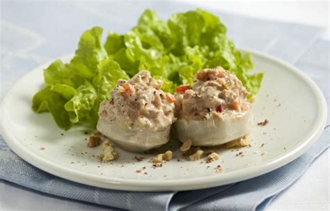 fotografía de fondos de alcachofa rellenos de atún y verduras