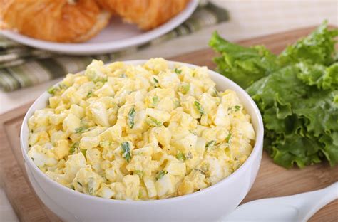 Ensalada de chagual lista para servir con huevo duro y aceitunas