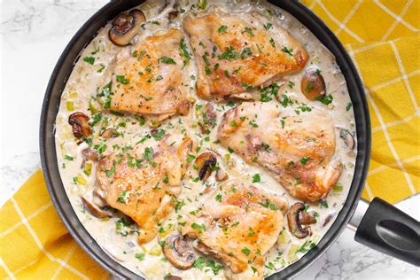 sartén con pollo, champiñones y salsa cremosa