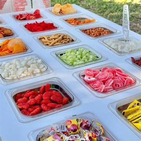 Foto de una mesa con varios snacks de atún: sándwiches pequeños, tostadas, wraps y dips con crudités.