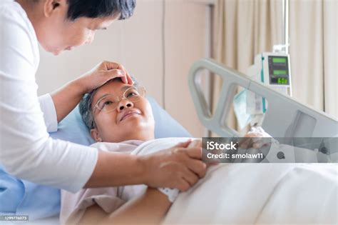 Ilustración de una persona recuperándose de un resfriado bebiendo consomé