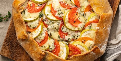 Tarta salada con base hecha de tallos de acelga
