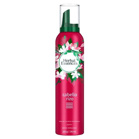Mujer aplicando mousse en su cabello húmedo antes de peinar