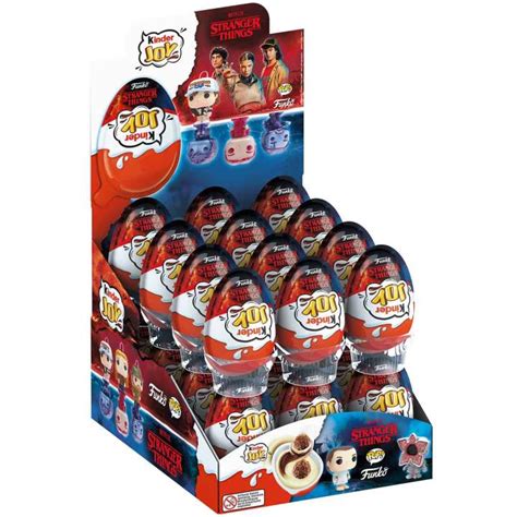 Foto de varios huevos Kinder Sorpresa con un juguete visible en el interior de una cápsula