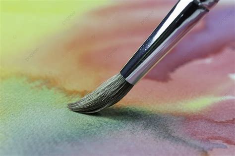 Composición de materiales de pintura al pastel, incluyendo pasteles de varios tipos, papeles texturizados, esfuminos, fijador y guantes.