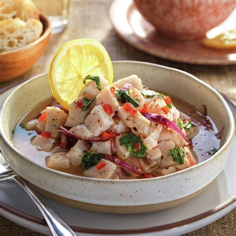 Imagen de un ceviche cremoso de corvina con mango y sésamo tostado.